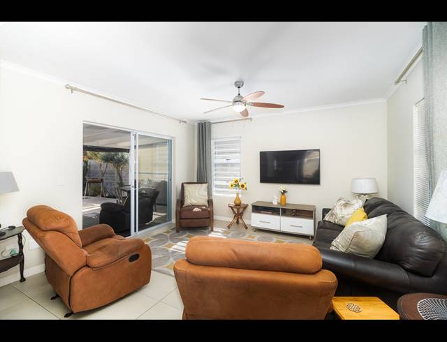 3 BEDROOM FREESTANDING TO LET IN SUNNINGDALE